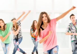 Tonåringar som dansar
